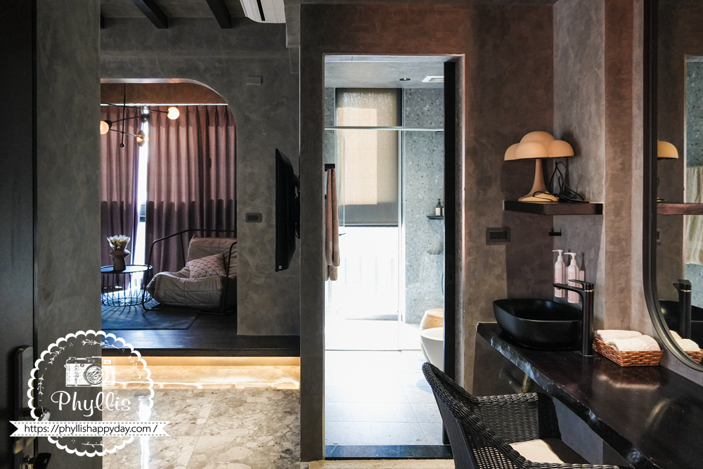 淺山民宿 Rolling Hills 每間房內皆設有梳妝台與書桌，空間寬敞並配有鏡子、椅子與高級吹風機，貼心又便利，讓旅客入住更舒適。