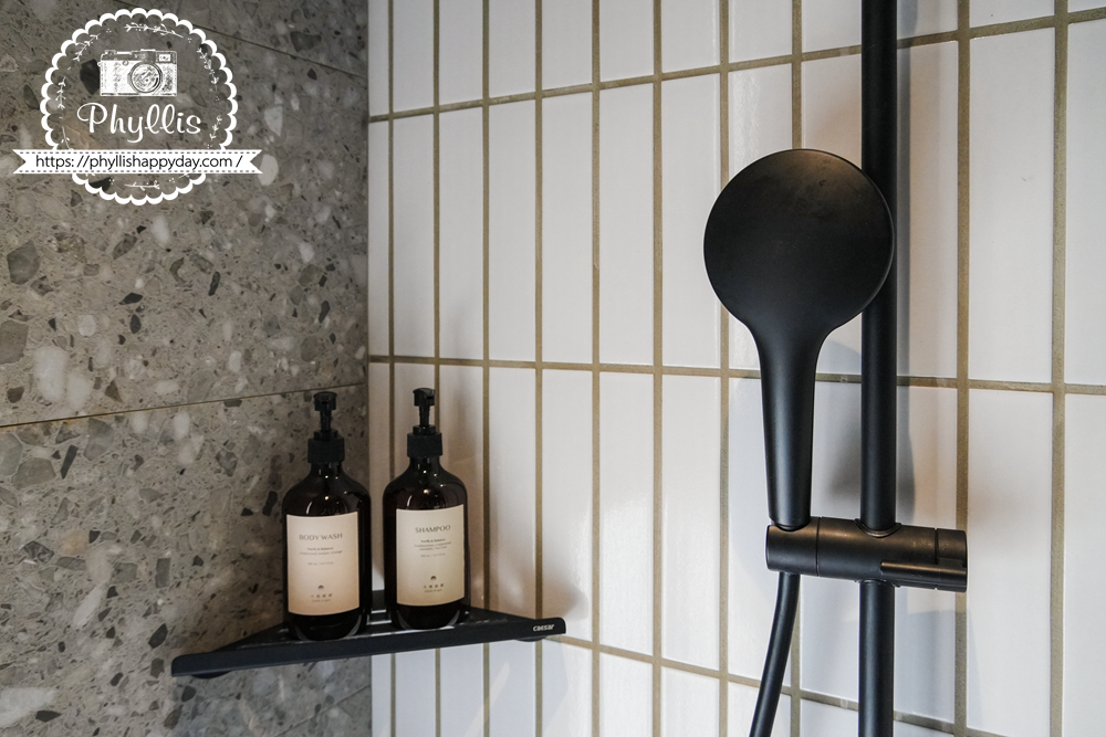 淺山民宿 Rolling Hills 雙人房浴室，乾濕分離設計、明亮整潔。