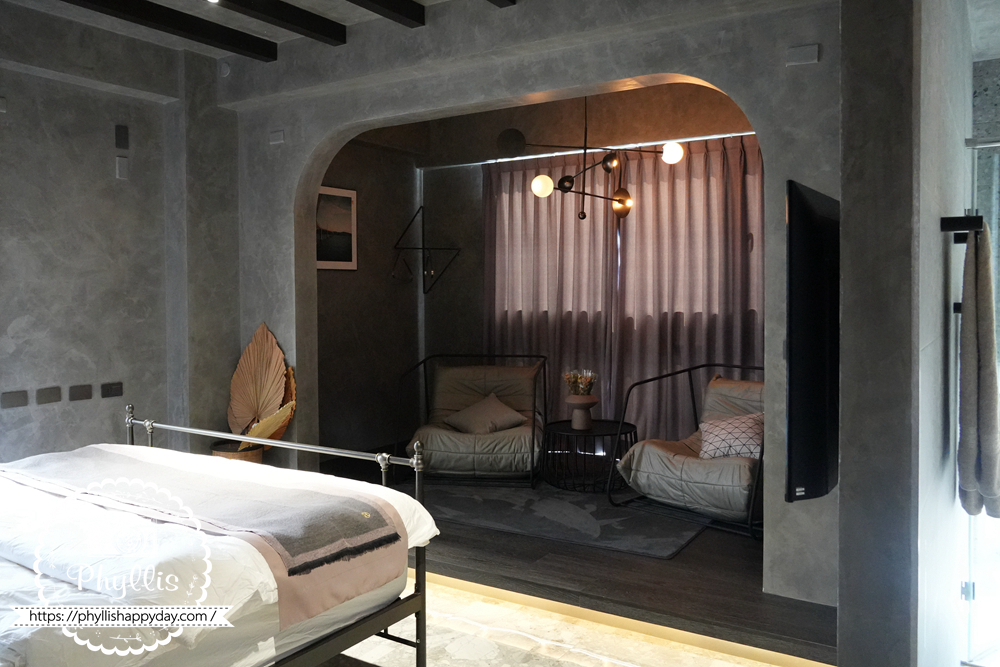 淺山民宿 Rolling Hills 房間寬敞明亮，浴室皆為乾濕分離設計，整體採用圓弧造型裝潢，兼具設計感與奢華氛圍，是南投埔里最具質感的包棟住宿之一。