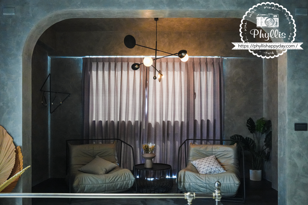 淺山民宿 Rolling Hills 雙人套房內設有精緻沙發區，柔軟舒適、氛圍浪漫，是旅途中最放鬆的一隅。