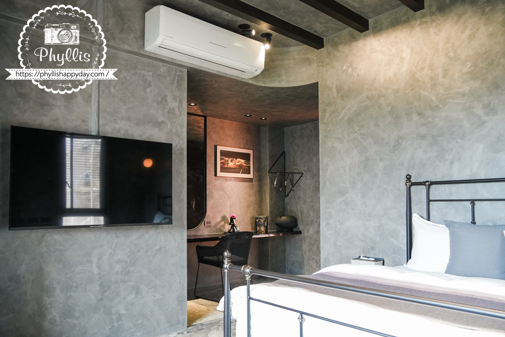 淺山民宿 Rolling Hills 房間寬敞明亮，浴室皆為乾濕分離設計，整體採用圓弧造型裝潢，兼具設計感與奢華氛圍，是南投埔里最具質感的包棟住宿之一。