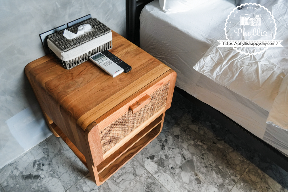 淺山民宿 Rolling Hills 雙人房床邊桌，木質設計簡約又有生活感。