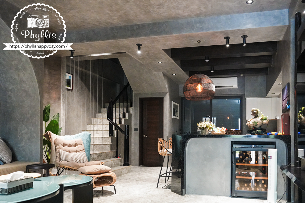 淺山民宿 Rolling Hills 客廳與廚房區，開放式設計讓互動更自然，空間舒適實用。