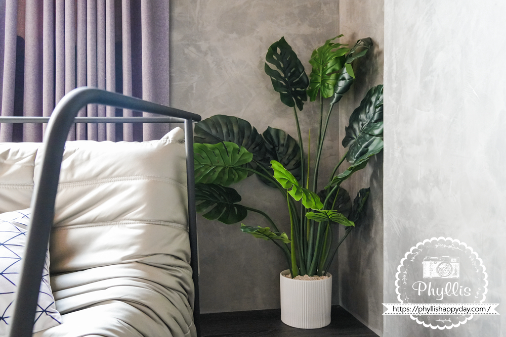 淺山民宿 Rolling Hills 雙人房擺設植栽，綠意點綴房內空間清新舒適。