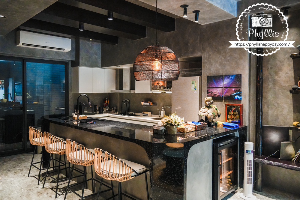 淺山民宿 Rolling Hills 廚房吧台區，木質檯面搭配柔和燈光，營造溫馨生活感。