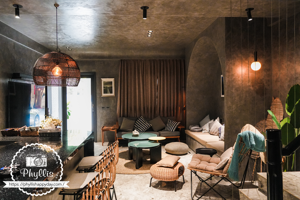 淺山民宿 Rolling Hills 客廳全景，大片採光與自然木色調打造放鬆氛圍。