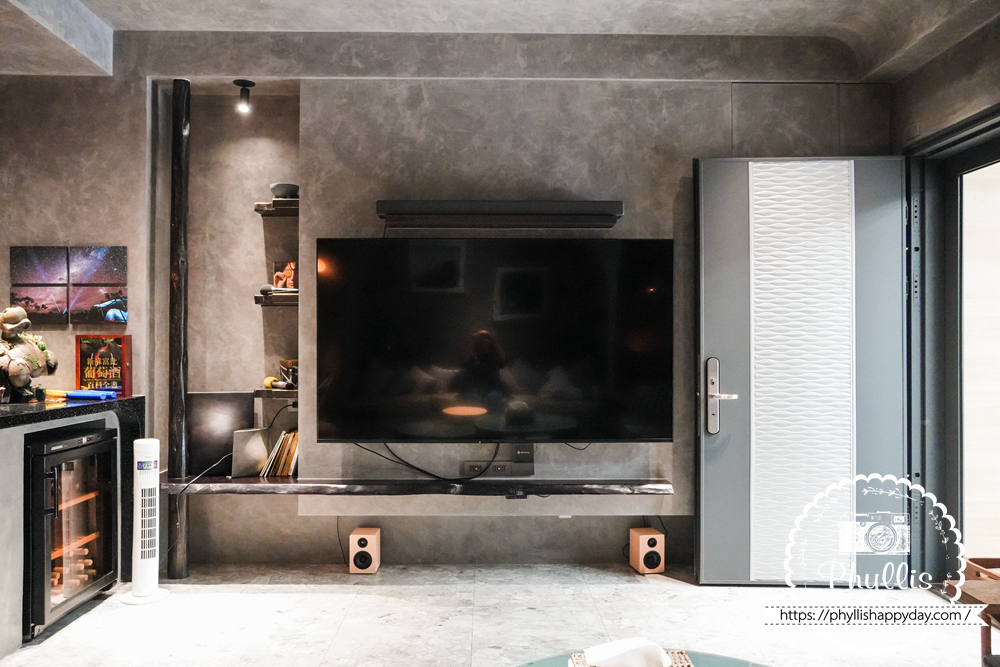 淺山民宿 Rolling Hills 客廳電視牆，簡約設計與舒適沙發讓旅人自在觀影。