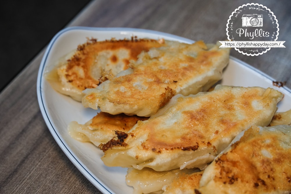 【大仁鍋貼】埔里在地人深夜最想念的味道|越晚越多人排隊的金黃酥脆鍋貼,平價又滿足的宵夜首選 - 第13張圖