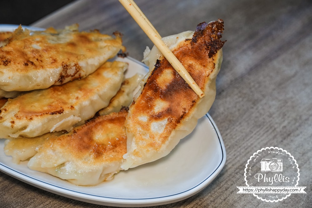 【大仁鍋貼】埔里在地人深夜最想念的味道|越晚越多人排隊的金黃酥脆鍋貼,平價又滿足的宵夜首選 - 第15張圖