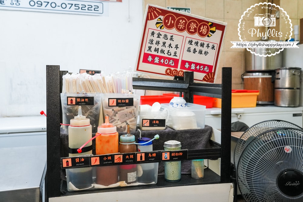 【大仁鍋貼】埔里在地人深夜最想念的味道|越晚越多人排隊的金黃酥脆鍋貼,平價又滿足的宵夜首選 - 第3張圖