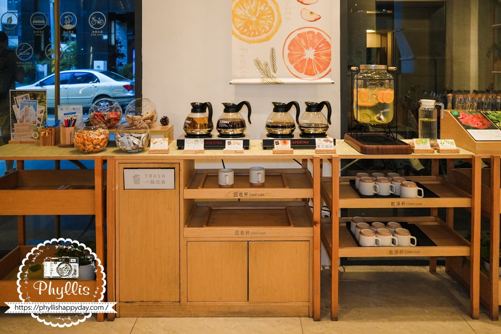 【葉綠宿・綠宿行旅 Green Hotel 草悟道館】|勤美草悟道步行5分鐘|台中親子住宿推薦|浴缸親子房實住分享|床圍需提前預約 - 第11張圖 大廳一角空間