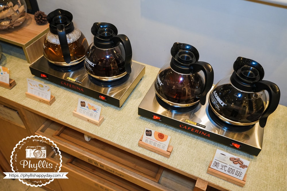 【葉綠宿・綠宿行旅 Green Hotel 草悟道館】|勤美草悟道步行5分鐘|台中親子住宿推薦|浴缸親子房實住分享|床圍需提前預約 - 第13張圖 點心飲品區的茶包與餅乾