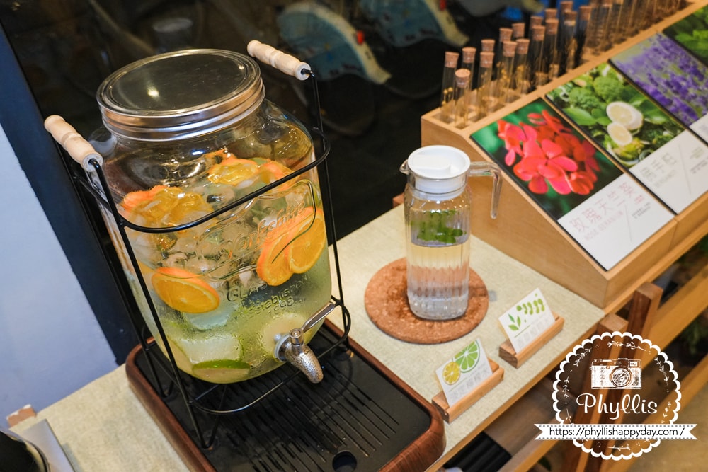 【葉綠宿・綠宿行旅 Green Hotel 草悟道館】|勤美草悟道步行5分鐘|台中親子住宿推薦|浴缸親子房實住分享|床圍需提前預約 - 第14張圖 夜晚在大廳享用花茶與餅乾