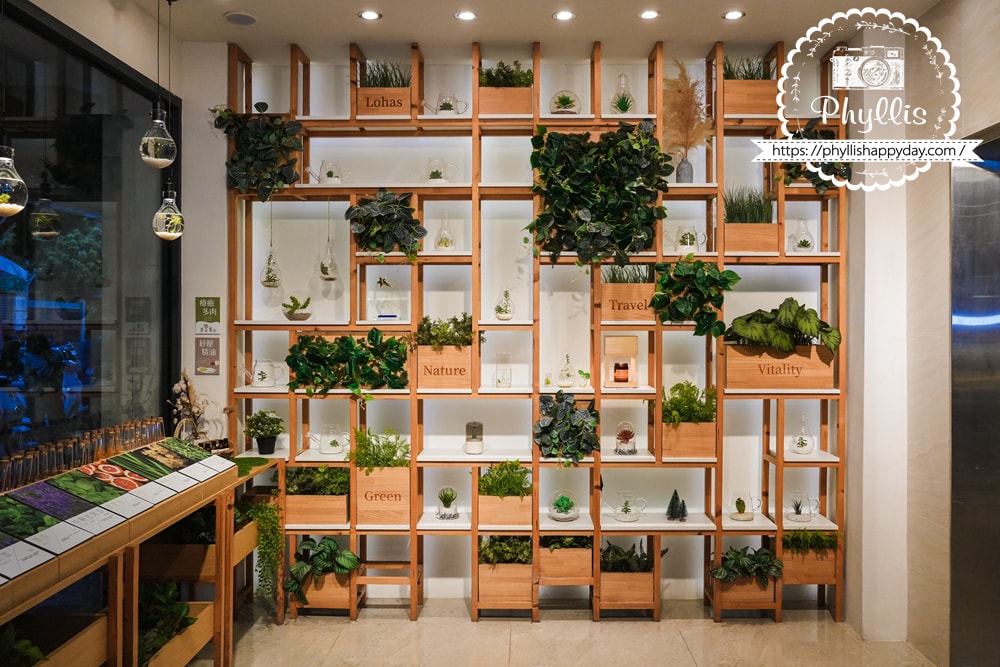 【葉綠宿・綠宿行旅 Green Hotel 草悟道館】|勤美草悟道步行5分鐘|台中親子住宿推薦|浴缸親子房實住分享|床圍需提前預約 - 第15張圖 點心區飲品選擇