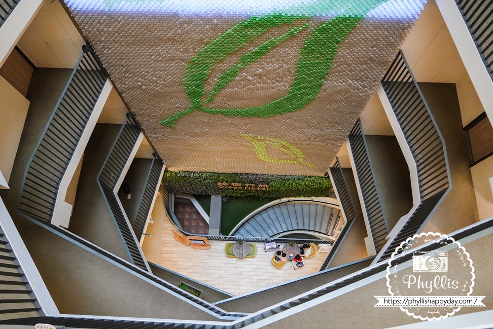 【葉綠宿・綠宿行旅 Green Hotel 草悟道館】|勤美草悟道步行5分鐘|台中親子住宿推薦|浴缸親子房實住分享|床圍需提前預約 - 第24張圖 生命枝態樓層意象牆面