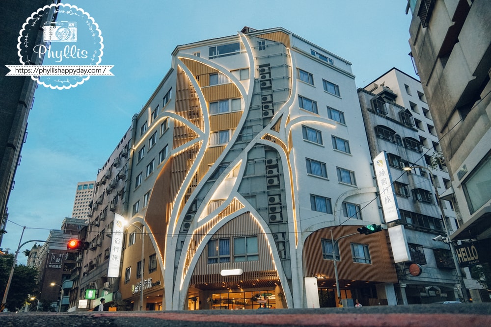 【葉綠宿・綠宿行旅 Green Hotel 草悟道館】|勤美草悟道步行5分鐘|台中親子住宿推薦|浴缸親子房實住分享|床圍需提前預約 - 第2張圖 葉綠宿・綠宿行旅草悟道館夜間外觀