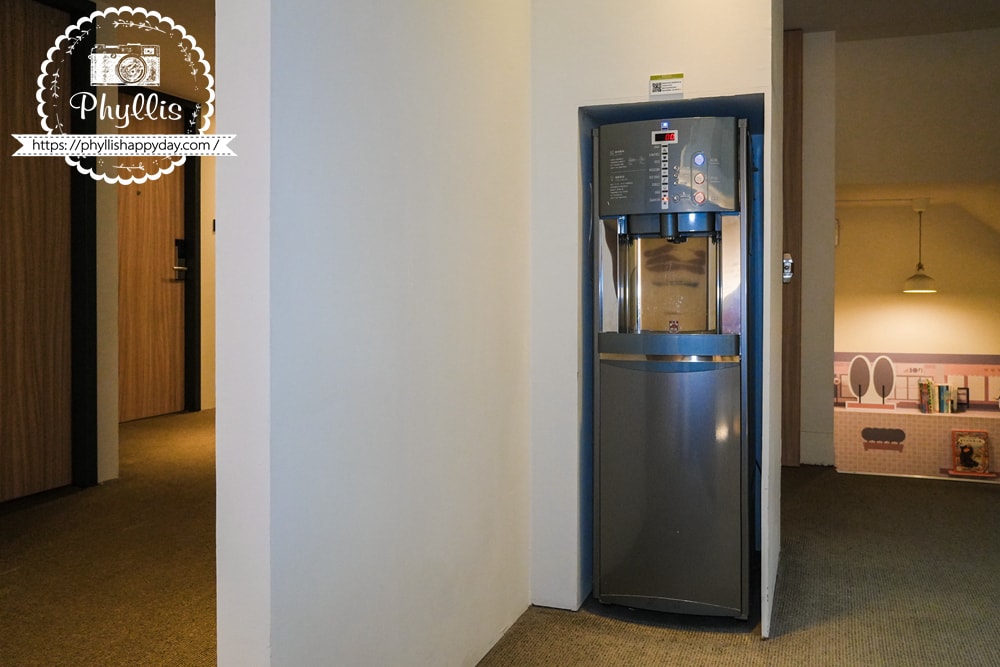 【葉綠宿・綠宿行旅 Green Hotel 草悟道館】|勤美草悟道步行5分鐘|台中親子住宿推薦|浴缸親子房實住分享|床圍需提前預約 - 第28張圖 樓梯間放置的書籍與繪本
