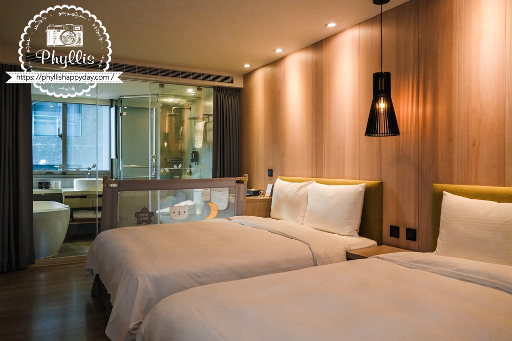 【葉綠宿・綠宿行旅 Green Hotel 草悟道館】|勤美草悟道步行5分鐘|台中親子住宿推薦|浴缸親子房實住分享|床圍需提前預約 - 第31張圖 房內小書桌區域