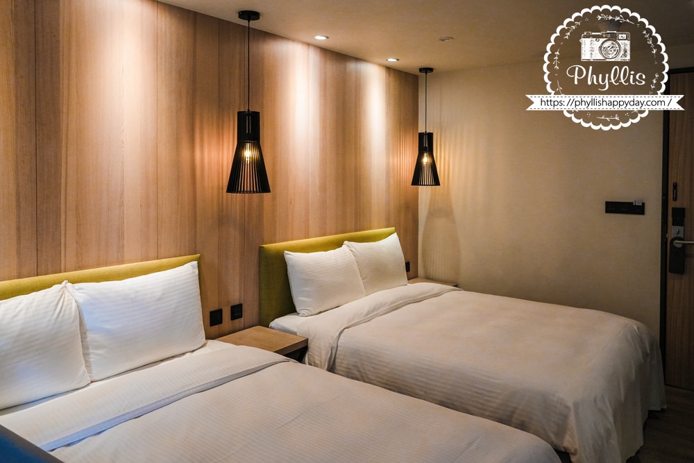 【葉綠宿・綠宿行旅 Green Hotel 草悟道館】|勤美草悟道步行5分鐘|台中親子住宿推薦|浴缸親子房實住分享|床圍需提前預約 - 第32張圖 綠葉精緻四人房2張大床配置