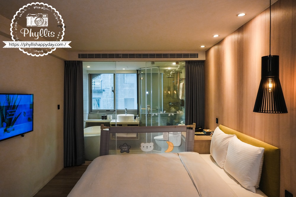 【葉綠宿・綠宿行旅 Green Hotel 草悟道館】|勤美草悟道步行5分鐘|台中親子住宿推薦|浴缸親子房實住分享|床圍需提前預約 - 第34張圖 房內床鋪整體視角