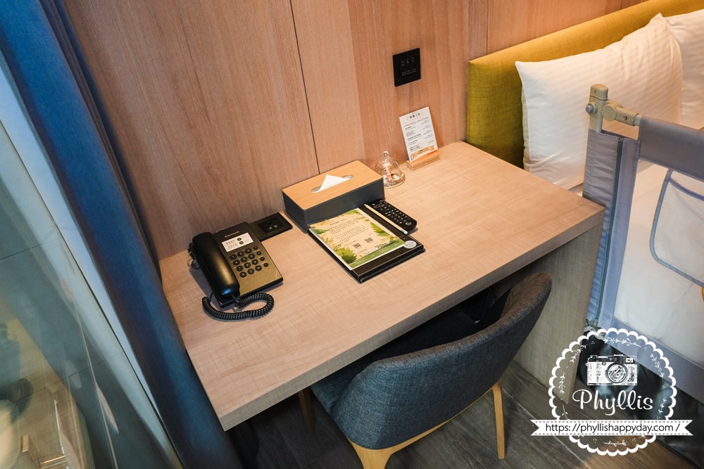【葉綠宿・綠宿行旅 Green Hotel 草悟道館】|勤美草悟道步行5分鐘|台中親子住宿推薦|浴缸親子房實住分享|床圍需提前預約 - 第30張圖 插卡取電開關與標示