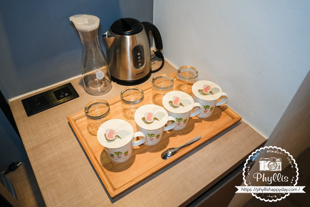 【葉綠宿・綠宿行旅 Green Hotel 草悟道館】|勤美草悟道步行5分鐘|台中親子住宿推薦|浴缸親子房實住分享|床圍需提前預約 - 第36張圖 房內小冰箱