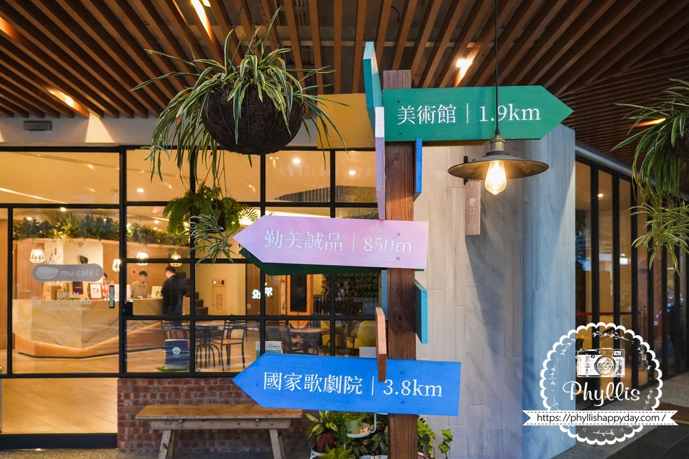 【葉綠宿・綠宿行旅 Green Hotel 草悟道館】|勤美草悟道步行5分鐘|台中親子住宿推薦|浴缸親子房實住分享|床圍需提前預約 - 第3張圖 旅宿門口外觀近照