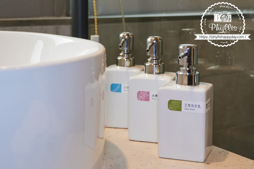【葉綠宿・綠宿行旅 Green Hotel 草悟道館】|勤美草悟道步行5分鐘|台中親子住宿推薦|浴缸親子房實住分享|床圍需提前預約 - 第40張圖 浴室乾濕分離與浴缸
