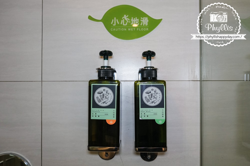 【葉綠宿・綠宿行旅 Green Hotel 草悟道館】|勤美草悟道步行5分鐘|台中親子住宿推薦|浴缸親子房實住分享|床圍需提前預約 - 第43張圖 抽屜內的吹風機