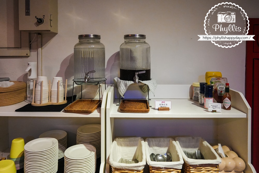 【葉綠宿・綠宿行旅 Green Hotel 草悟道館】|勤美草悟道步行5分鐘|台中親子住宿推薦|浴缸親子房實住分享|床圍需提前預約 - 第52張圖 自助區飲品區域