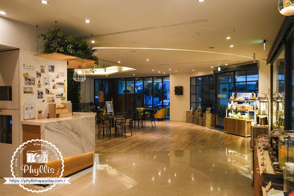 【葉綠宿・綠宿行旅 Green Hotel 草悟道館】|勤美草悟道步行5分鐘|台中親子住宿推薦|浴缸親子房實住分享|床圍需提前預約 - 第6張圖 一進門就感受到溫度的大廳