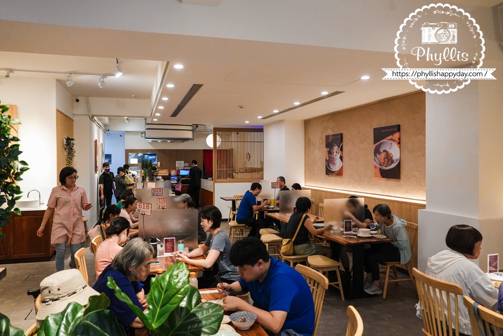 【雙月食品社-北投店】米其林必比登品牌北投美食推薦，雞湯拌麵小菜都好吃，難怪用餐時間內用外帶全客滿