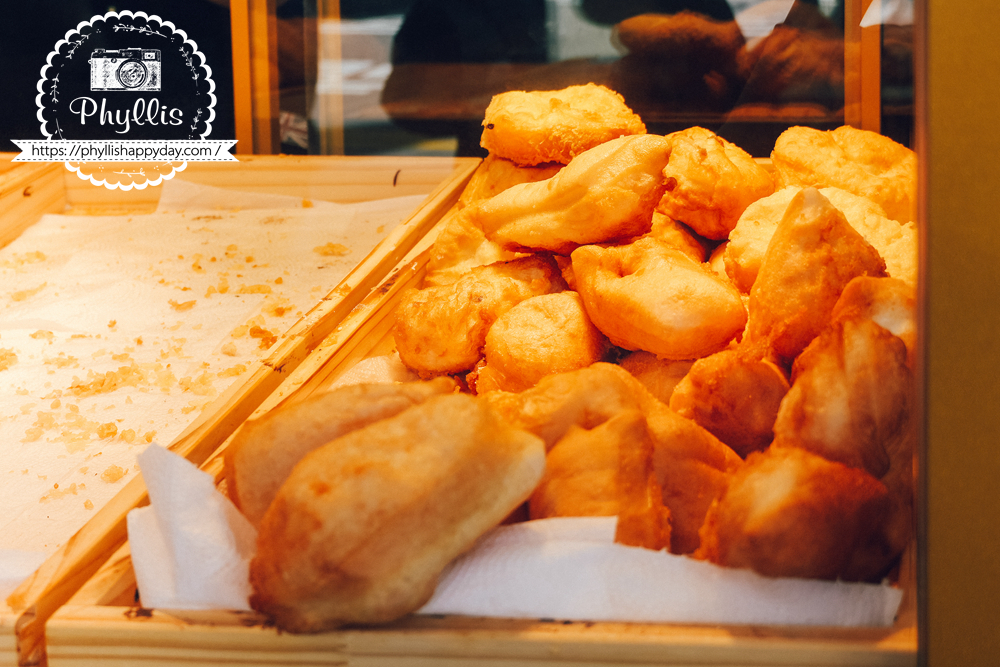 元圈圈剛炸好的各種甜甜圈與傳統點心