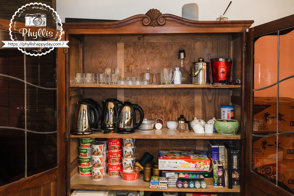 【湖畔莊園】冬山梅花湖旁的質感親子、寵物民宿|從大廳到早餐都充滿溫度,走路2分鐘就到湖邊的療癒旅程 - 第13張圖 湖畔莊園茶具與快煮壺齊全,適合喜歡泡茶的旅客在民宿享受慢生活