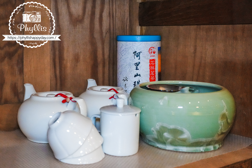 【湖畔莊園】冬山梅花湖旁的質感親子、寵物民宿|從大廳到早餐都充滿溫度,走路2分鐘就到湖邊的療癒旅程 - 第15張圖 湖畔莊園準備的茶葉與茶具,入住即可沖泡熱茶,享受宜蘭冬山的放鬆午後