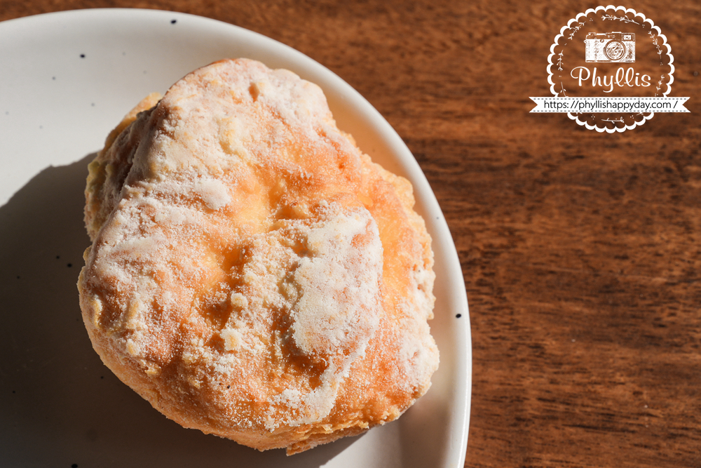 元圈圈卡士達口味多拿滋，外層金黃酥香