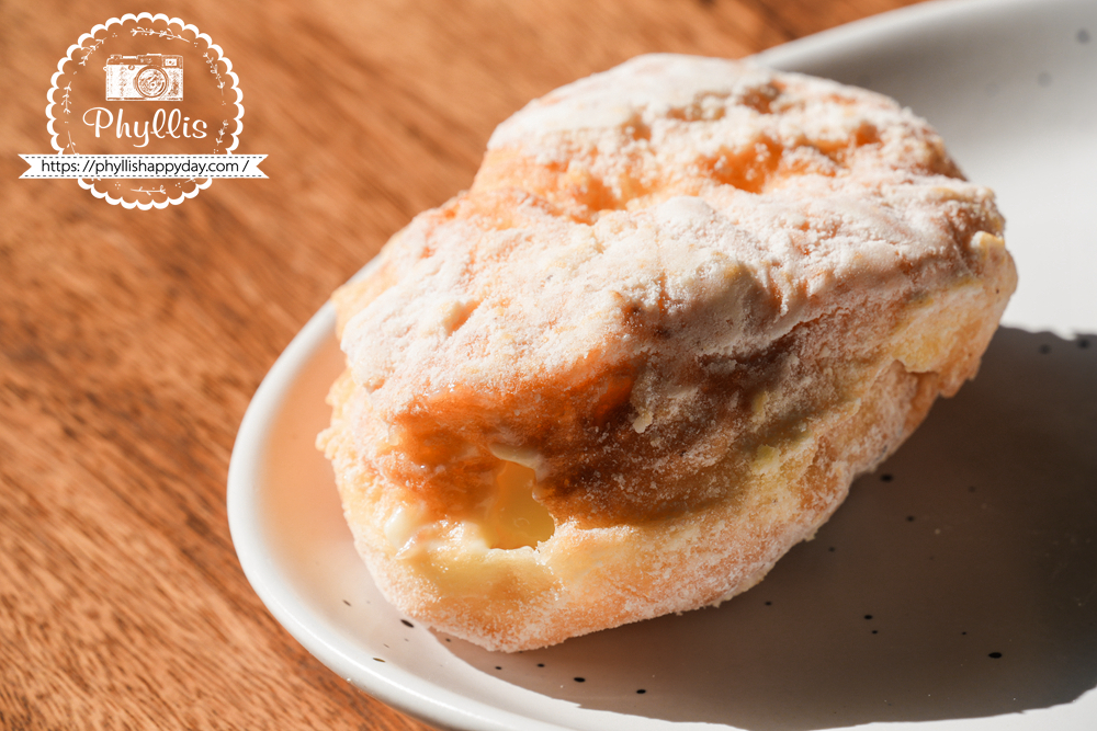 元圈圈卡士達口味多拿滋，外層金黃酥香