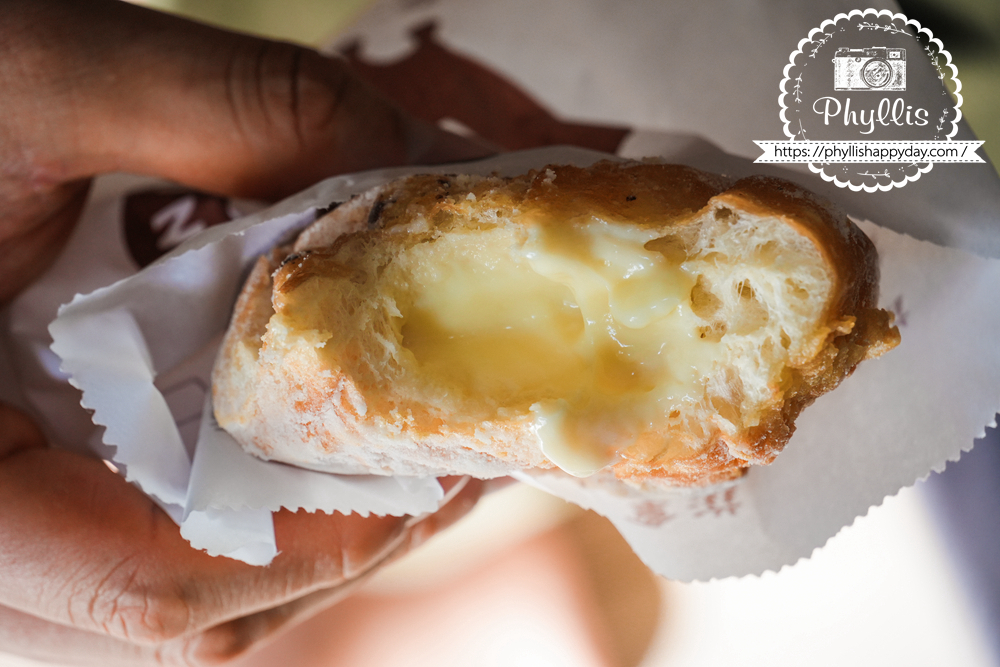 咬一口卡士達多拿滋，內餡飽滿的卡士達醬