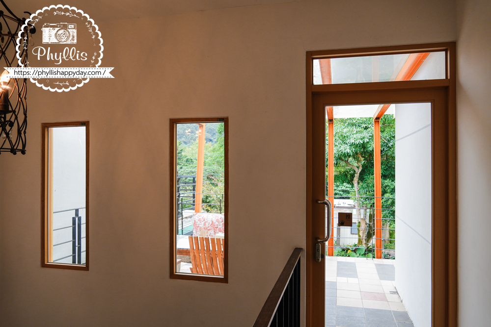 【湖畔莊園】冬山梅花湖旁的質感親子、寵物民宿|從大廳到早餐都充滿溫度,走路2分鐘就到湖邊的療癒旅程 - 第17張圖 通往湖畔莊園二樓房間的走廊,光線柔和,風格充滿溫度