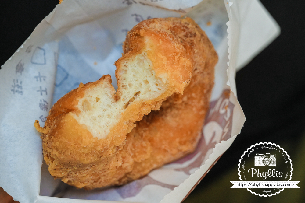 咬一口花生口味脆皮甜甜圈，口感酥脆有層次