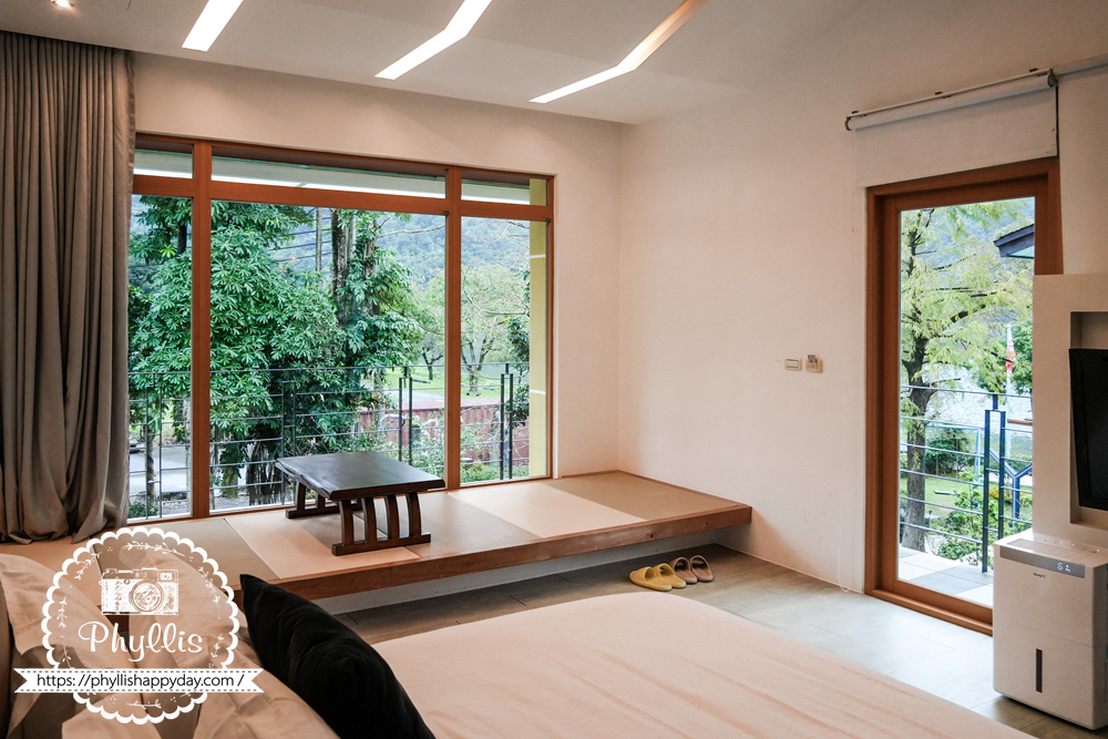 【湖畔莊園】冬山梅花湖旁的質感親子、寵物民宿|從大廳到早餐都充滿溫度,走路2分鐘就到湖邊的療癒旅程 - 第18張圖 湖畔莊園雙人房窗外滿版綠意美景,躺在床上即可欣賞自然風光