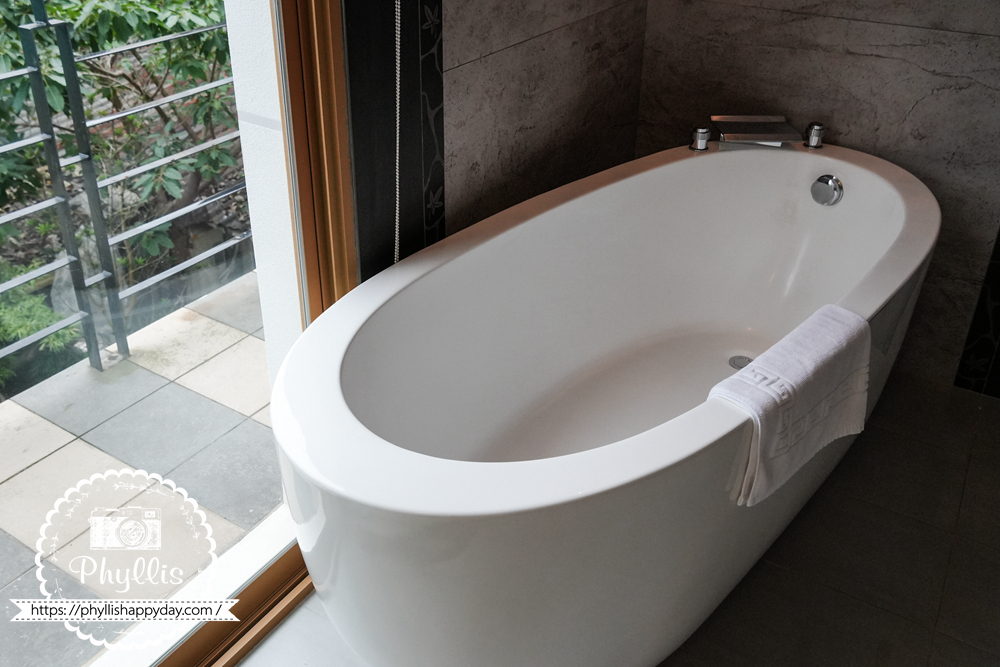 【湖畔莊園】冬山梅花湖旁的質感親子、寵物民宿|從大廳到早餐都充滿溫度,走路2分鐘就到湖邊的療癒旅程 - 第22張圖 湖畔莊園浴室的大浴缸,是旅客一天最放鬆的私人泡澡時光