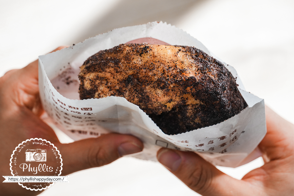 手拿元圈圈巧克力脆皮甜甜圈的實拍畫面