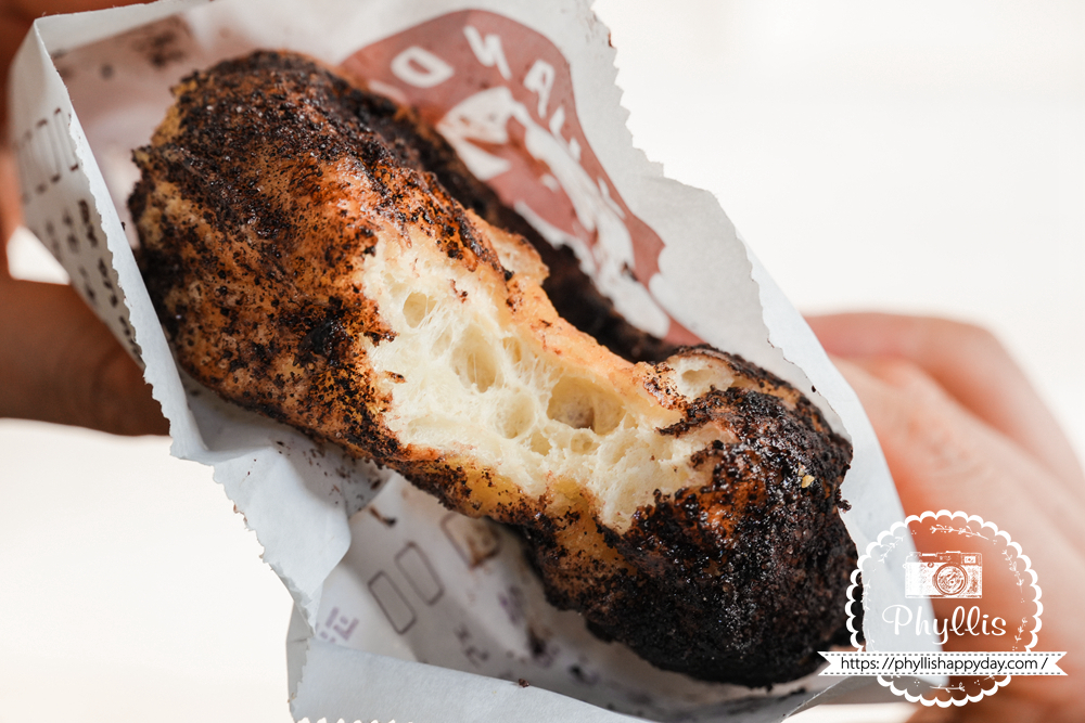 咬一口巧克力脆皮甜甜圈，內部口感分享