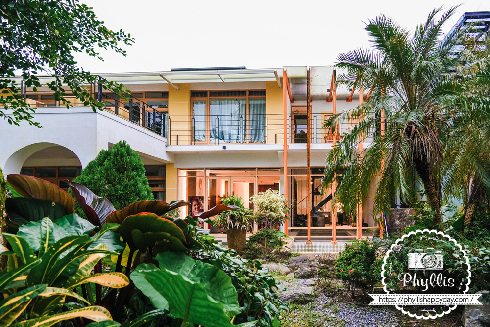 【湖畔莊園】冬山梅花湖旁的質感親子、寵物民宿|從大廳到早餐都充滿溫度,走路2分鐘就到湖邊的療癒旅程 - 第1張圖 宜蘭冬山湖畔莊園的白色外觀與庭院綠意,呈現安靜又放鬆的湖畔住宿氛圍