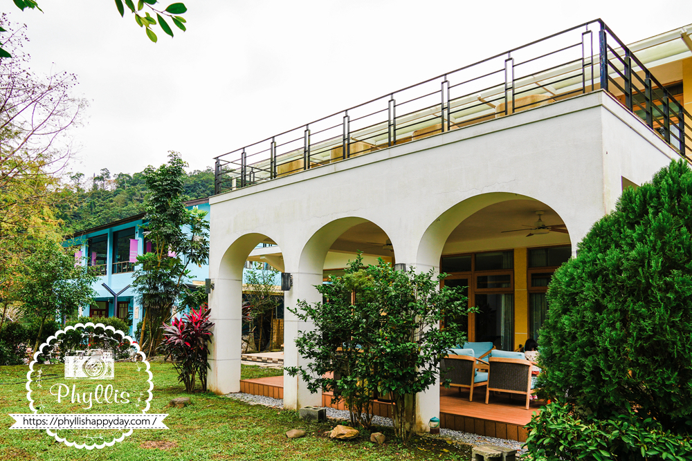 【湖畔莊園】冬山梅花湖旁的質感親子、寵物民宿|從大廳到早餐都充滿溫度,走路2分鐘就到湖邊的療癒旅程 - 第3張圖 宜蘭冬山湖畔莊園的白色外觀與庭院綠意,呈現安靜又放鬆的湖畔住宿氛圍