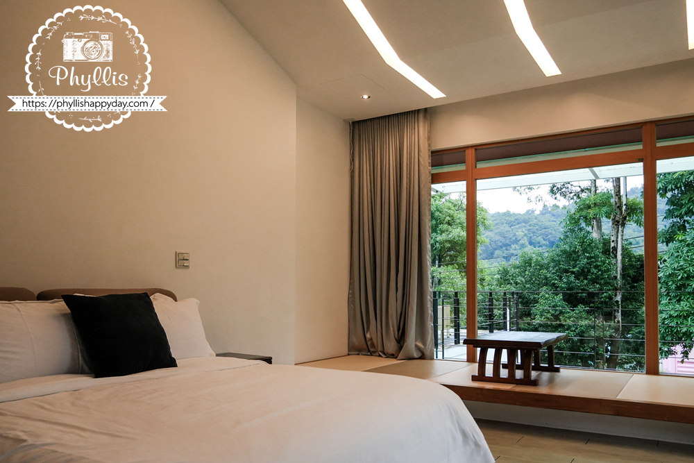 【湖畔莊園】冬山梅花湖旁的質感親子、寵物民宿|從大廳到早餐都充滿溫度,走路2分鐘就到湖邊的療癒旅程 - 第19張圖 湖畔莊園雙人房一早就能看到綠意風景,旅客在房內就能感受療癒氛圍