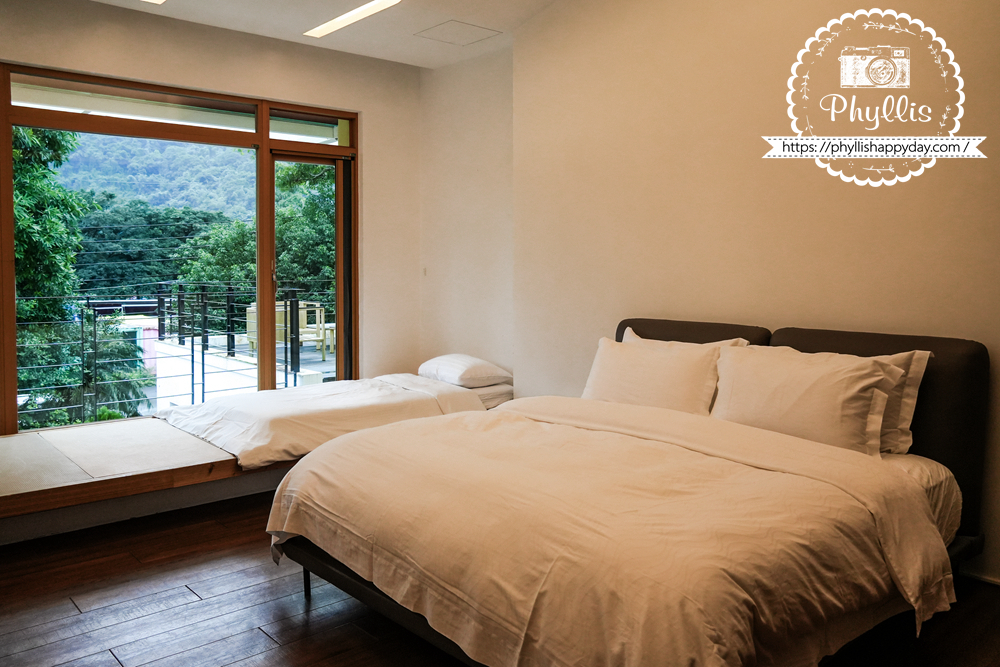 【湖畔莊園】冬山梅花湖旁的質感親子、寵物民宿|從大廳到早餐都充滿溫度,走路2分鐘就到湖邊的療癒旅程 - 第24張圖 湖畔莊園雙人房可加床,適合親子家庭或朋友一起入住