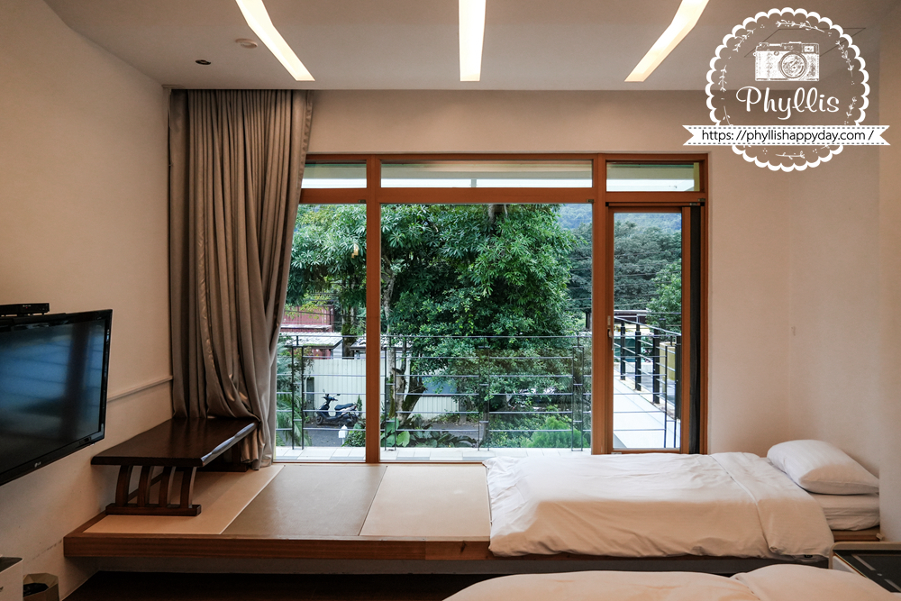 【湖畔莊園】冬山梅花湖旁的質感親子、寵物民宿|從大廳到早餐都充滿溫度,走路2分鐘就到湖邊的療癒旅程 - 第26張圖 湖畔莊園雙人房一早就能看到綠意風景,旅客在房內就能感受療癒氛圍