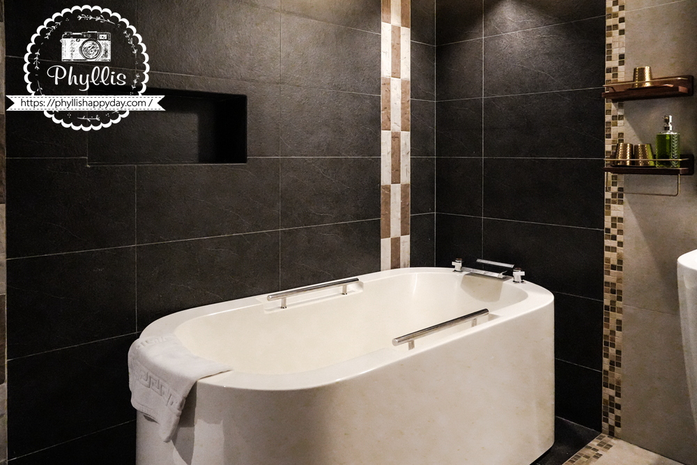 【湖畔莊園】冬山梅花湖旁的質感親子、寵物民宿|從大廳到早餐都充滿溫度,走路2分鐘就到湖邊的療癒旅程 - 第27張圖 湖畔莊園大浴缸空間舒適,適合旅途中泡澡放鬆